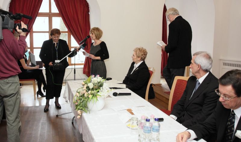 Dr. Balogh Ibolya beszél, az asztalnál Teresa Karol, Warvasovszky Tihamér és Janusz Karpinski